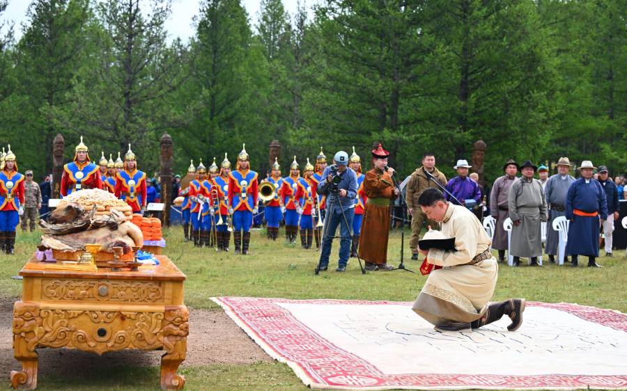 Хаан Чингисээс авшигтай Хар Зүрх хайрхны тэнгэрийг тахих төрийн ёслолыг сурвалжилсан тэмдэглэл